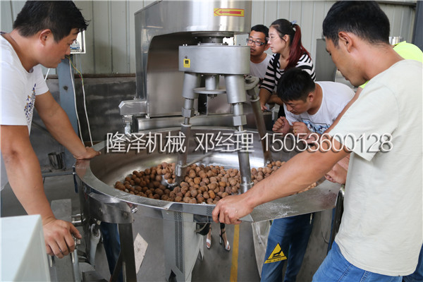 西安客户参观隆泽机械椒盐核桃设备生产现场并试机(附图)