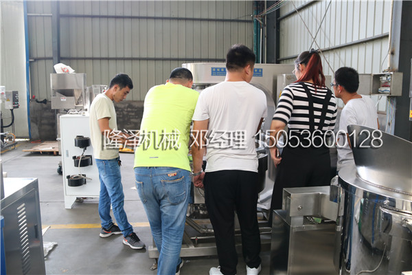 西安客户参观隆泽机械椒盐核桃设备生产现场并试机(附图)